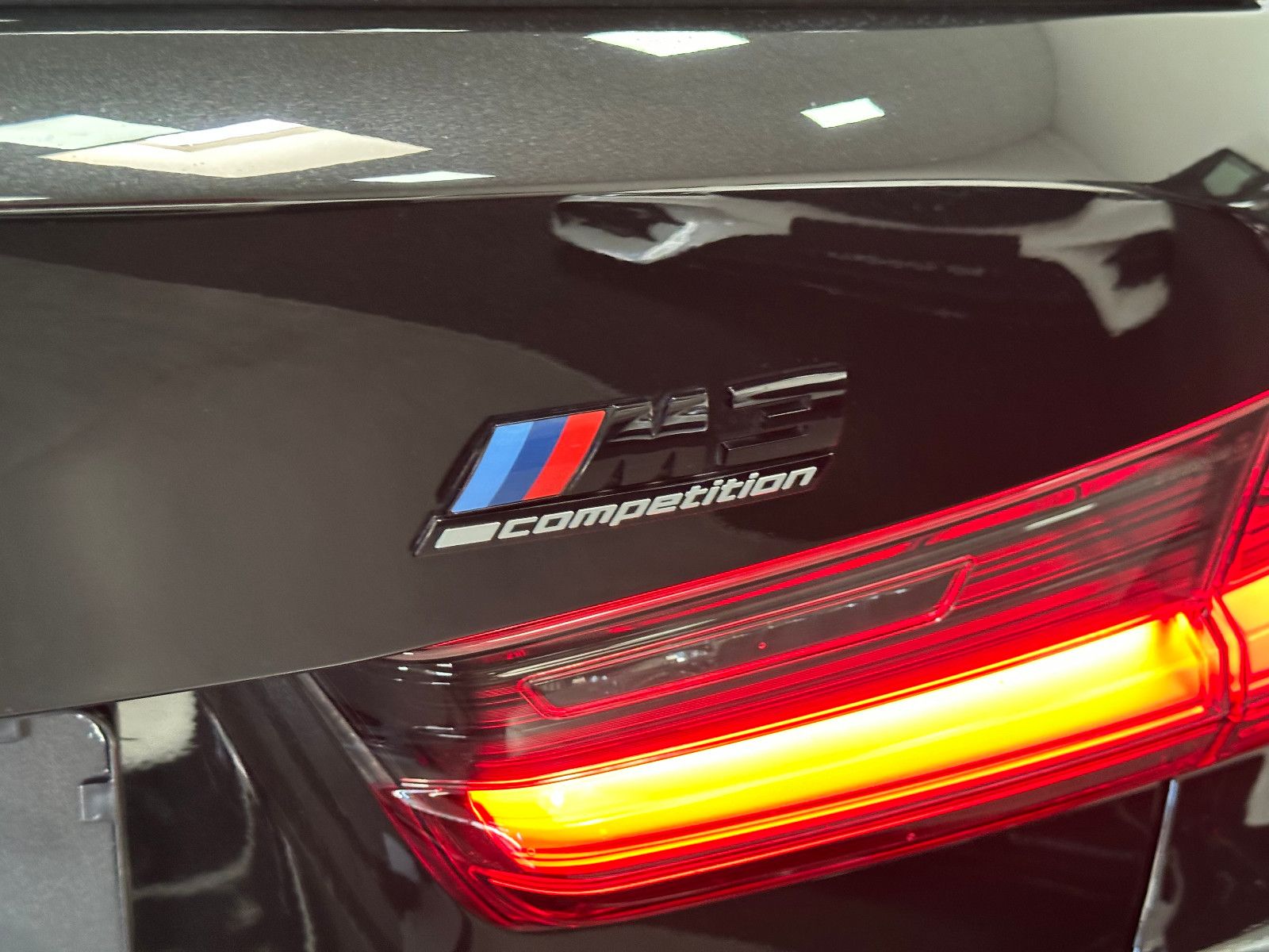 Fahrzeugabbildung BMW M3 Lim. Competition*CARBON+PERF. SITZE*360°*