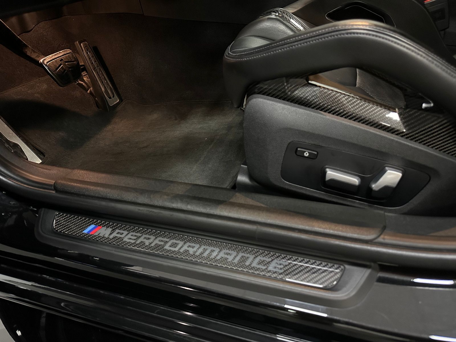 Fahrzeugabbildung BMW M3 Lim. Competition*CARBON+PERF. SITZE*360°*