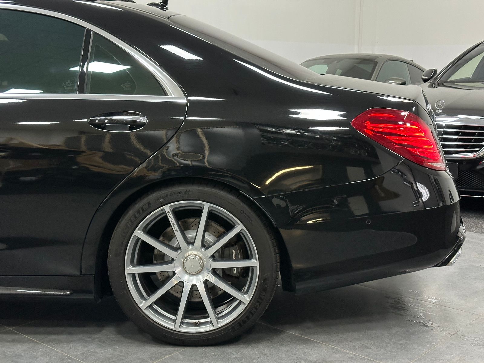 Fahrzeugabbildung Mercedes-Benz S 63 AMG 4Matic Lang*3D Burmester*PANO*Carbon 2