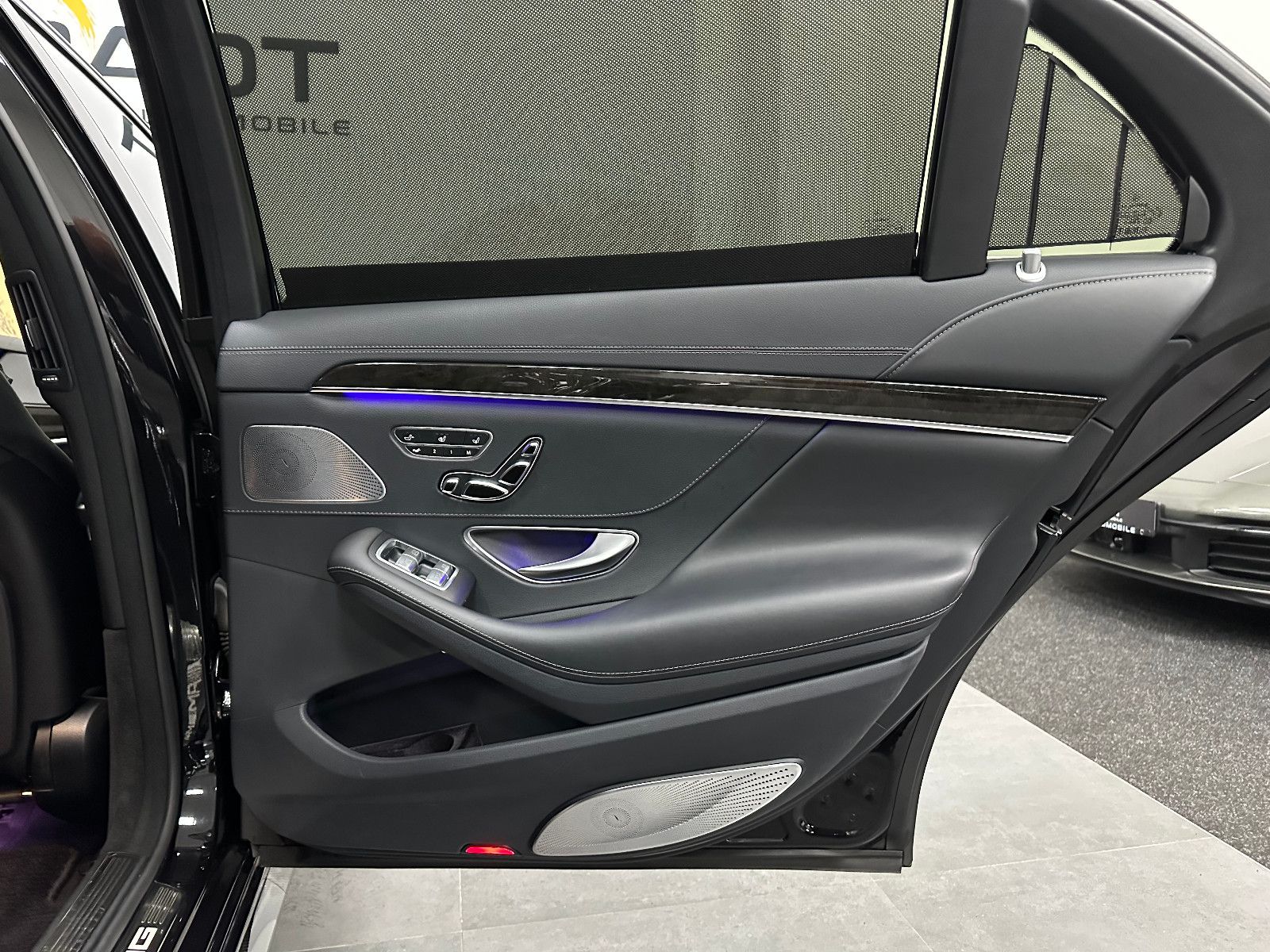 Fahrzeugabbildung Mercedes-Benz S 63 AMG 4Matic Lang*3D Burmester*PANO*Carbon 2