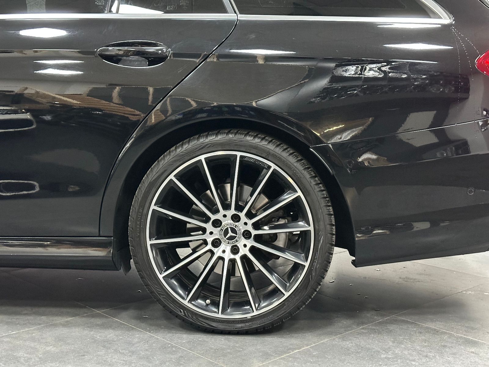 Fahrzeugabbildung Mercedes-Benz E 400 d 4-Matic T-Modell *AMG*360°*DTR*AHK*STHZ*