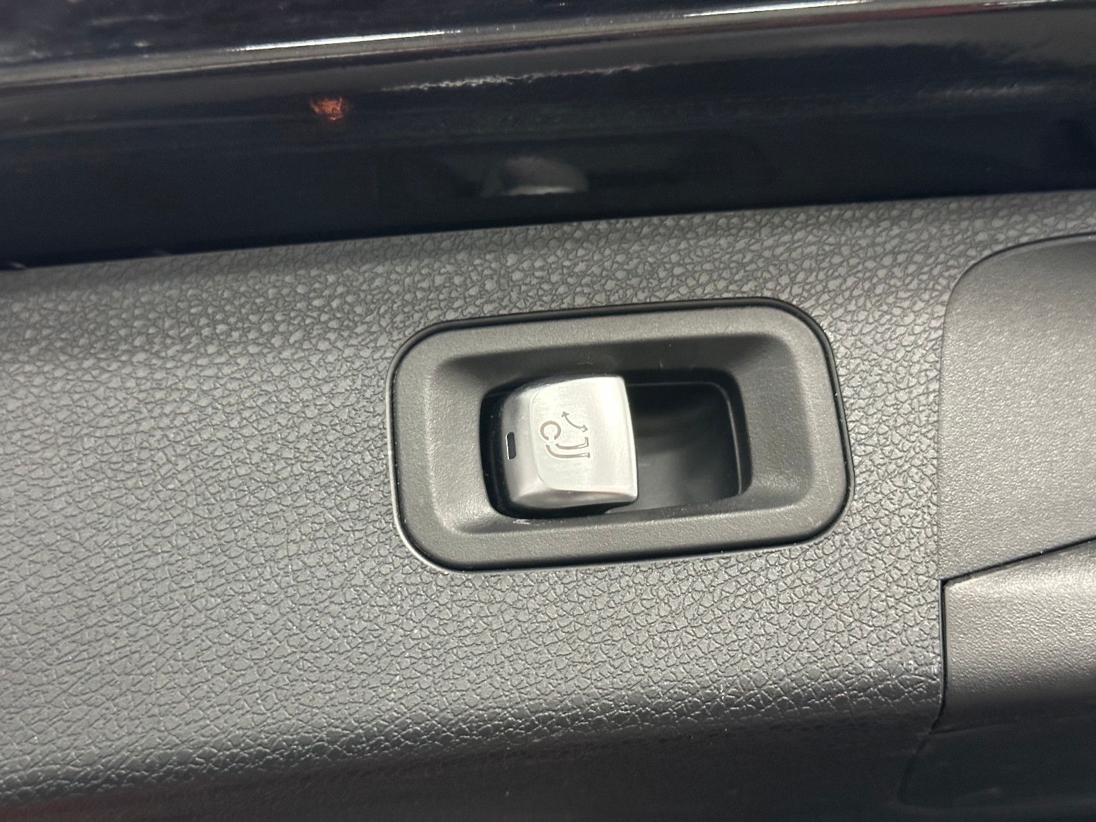 Fahrzeugabbildung Mercedes-Benz E 400 d 4-Matic T-Modell *AMG*360°*DTR*AHK*STHZ*