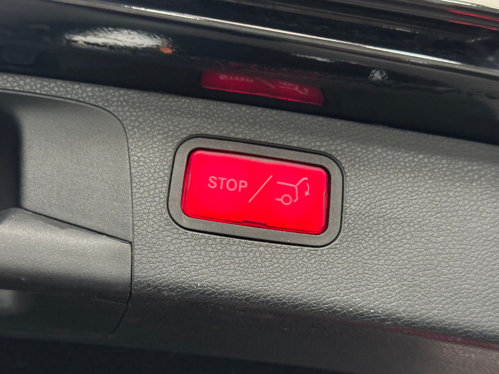 Fahrzeugabbildung Mercedes-Benz E 400 d 4-Matic T-Modell *AMG*360°*DTR*AHK*STHZ*