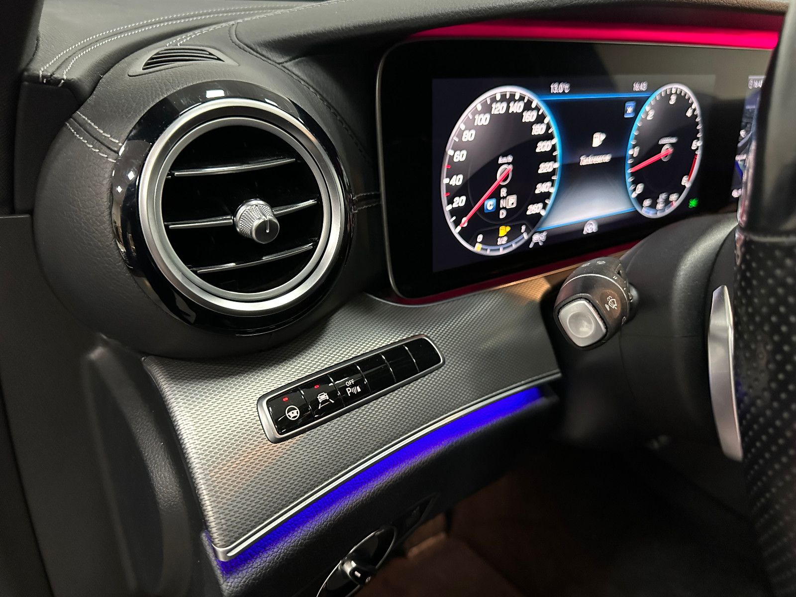 Fahrzeugabbildung Mercedes-Benz E 400 d 4-Matic T-Modell *AMG*360°*DTR*AHK*STHZ*
