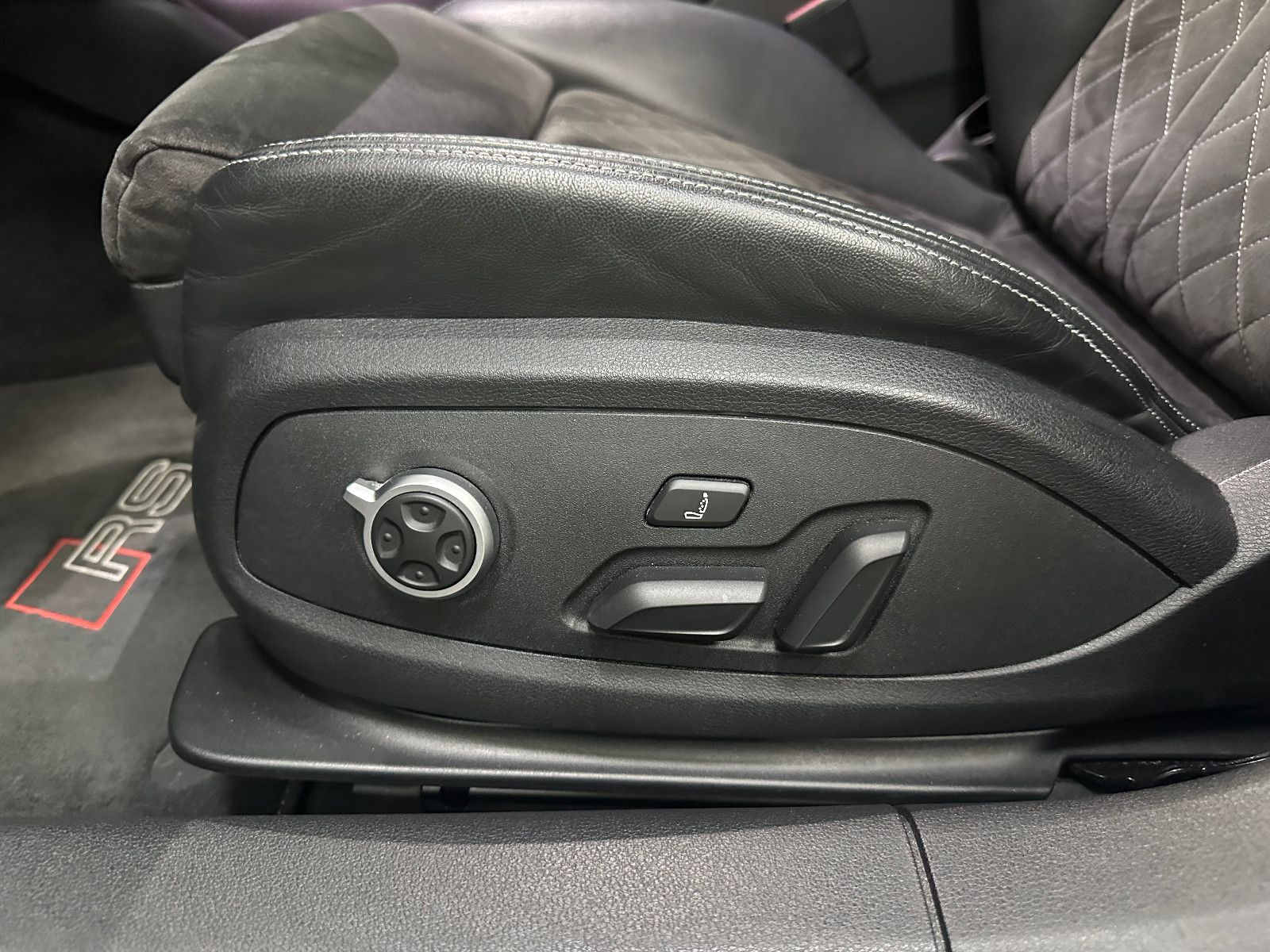 Fahrzeugabbildung Audi RS4 RS 4 Avant 2.9 TFSI quattro*B&O*280KMH*