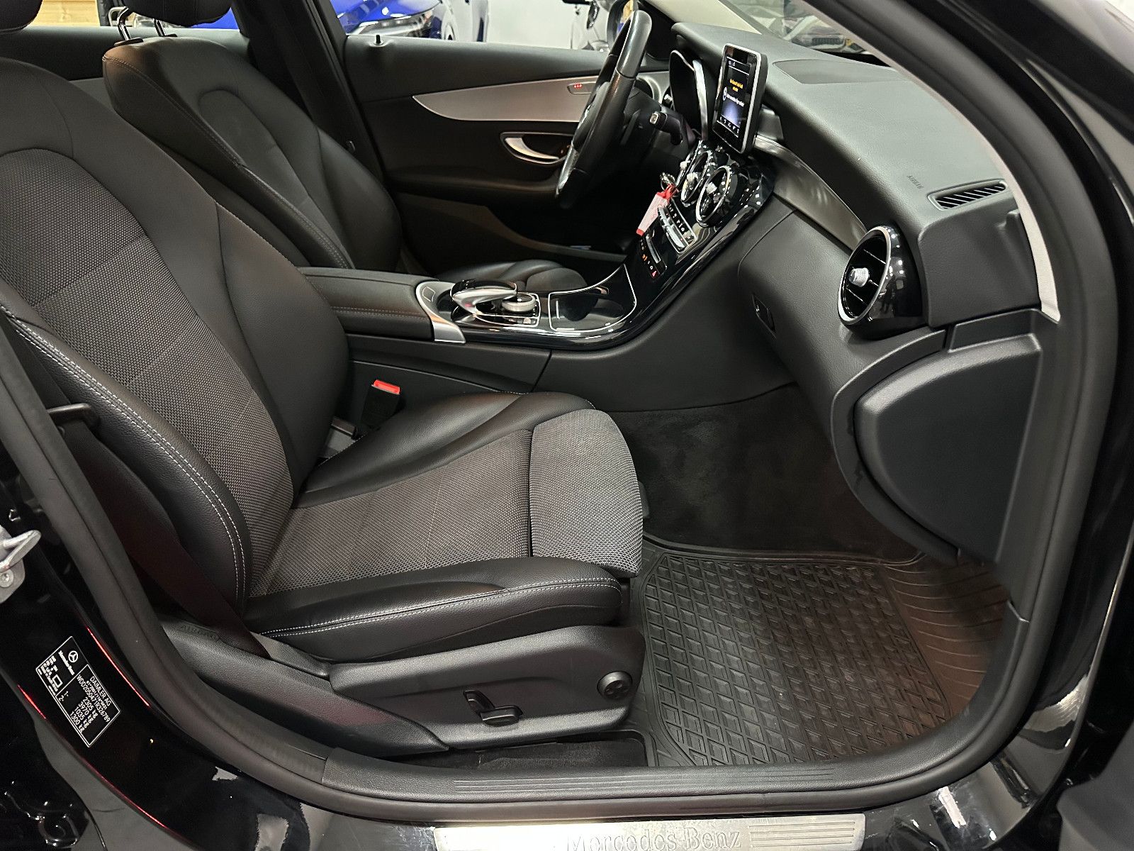 Fahrzeugabbildung Mercedes-Benz C 350 e Limousine*Totwinkel*Standheizung*JSG 27