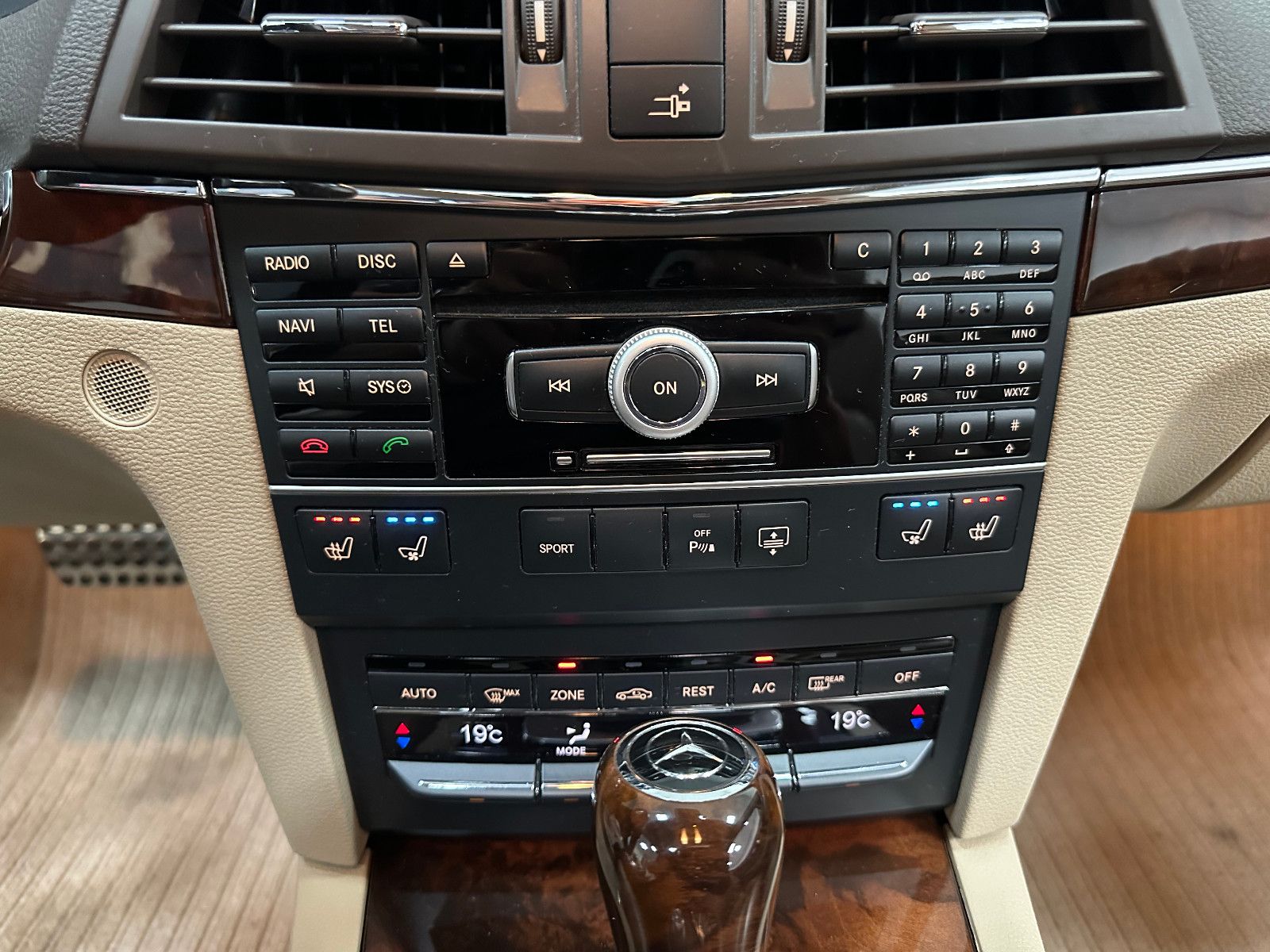 Fahrzeugabbildung Mercedes-Benz E 500 Coupe AMG*PANO*MEMORY*MEC ESD*