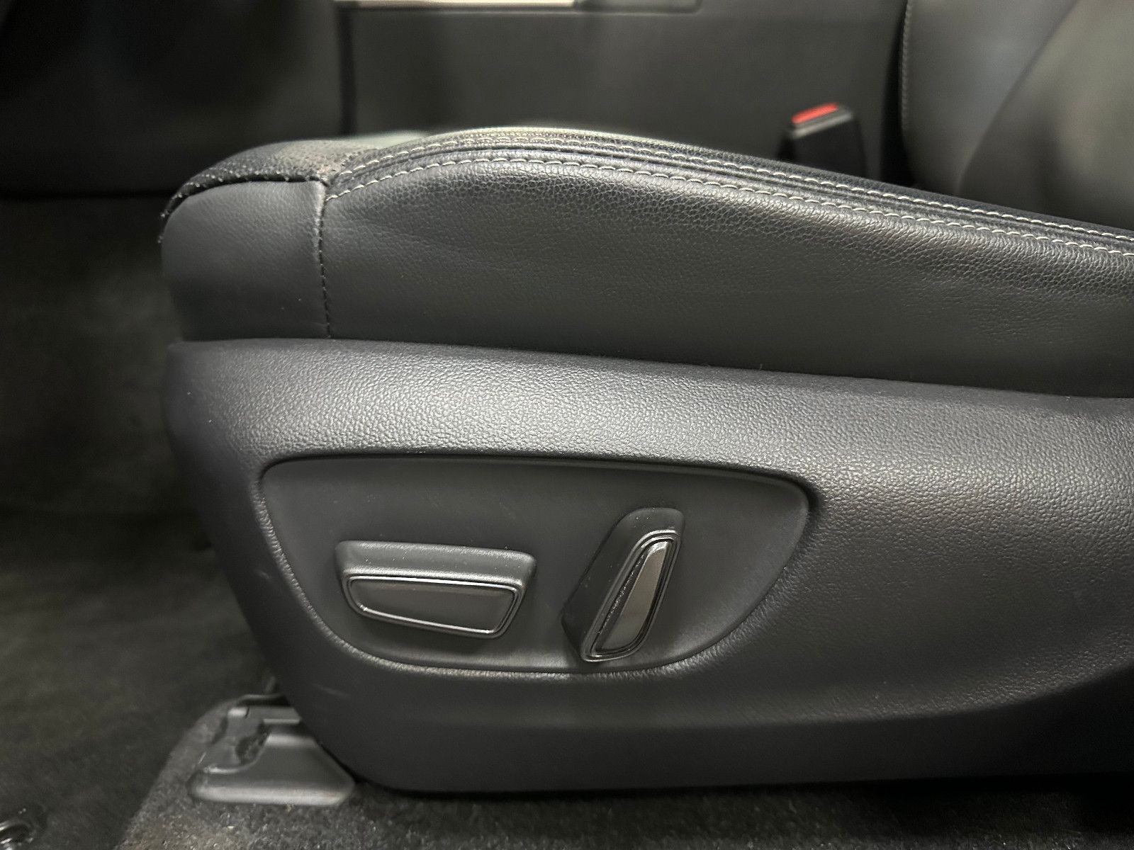Fahrzeugabbildung Toyota Land Cruiser 2,8 D-4D 151 kW AWD Executive EXPOR
