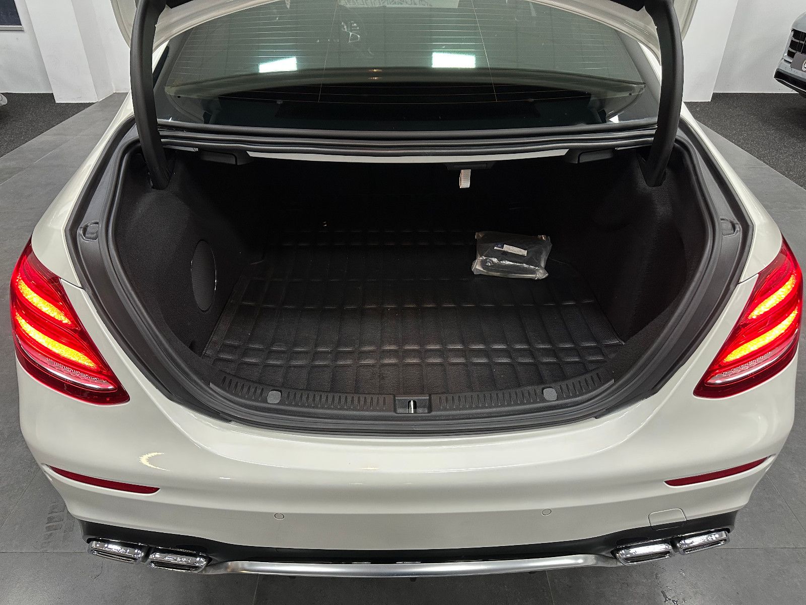 Fahrzeugabbildung Mercedes-Benz E 63 AMG 4Matic+ *3D BURMESTER*CARBON*VOLL*